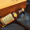 Bouteille de Single Malt Scotch Whisky Bruichladdich 30 ans Connoisseurs Choice Gordon & MacPhail posée sur une étoffe de Harris Tweed