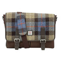 Vue de face de la grande sacoche Harris Tweed® au motif tartan bleu, gris et marron montrant le large rabat en laine, les deux lanières de fermeture en cuir végan marron avec boucles métalliques et l'étiquette d'authentification Orb Mark.