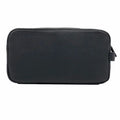 Vue de l'arrière de la grande trousse de toilette Harris Tweed® montrant la surface en cuir végan noir et la poignée de transport latérale.