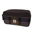 Vue de face de la grande trousse de toilette Harris Tweed® au motif tartan bleu, marron et gris montrant le motif écossais classique, la poche frontale zippée et l'étiquette de certification Orb Mark.
