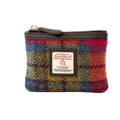 Vue de face du petit porte-monnaie Harris Tweed® au tartan bleu, vert, rose, violet et rouge avec fermeture éclair supérieure et bordure en cuir noir.