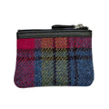 Vue arrière du petit porte-monnaie Harris Tweed® motif tartan bleu, vert, violet, rose et rouge montrant le motif continu du tartan.