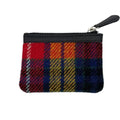 Vue arrière du petit porte-monnaie Harris Tweed® tartan jaune, bleu et rouge montrant la continuité du motif écossais coloré.