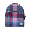 Vue de face du petit sac à dos Harris Tweed® présentant un motif tartan à carreaux rose, violet et bleu avec étiquette Orb Mark.