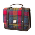Vue de face de la petite sacoche Harris Tweed® tartan rouge, vert et bleu avec poignée supérieure et finitions en cuir végan noir.