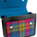 Vue de l'intérieur de la petite sacoche Harris Tweed® tartan rouge, vert et bleu montrant la doublure textile bleu pétrole.