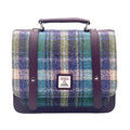Vue de face de la petite sacoche Harris Tweed® bleu, verte et violette avec poignée et sangles en cuir végan prune.