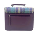 Dos en cuir végan violet prune de la petite sacoche Harris Tweed® bleu, verte et violette avec poche zippée sécurisée.