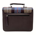 Dos en cuir végan marron de la petite sacoche Harris Tweed® grise et bleue avec grande poche zippée horizontale.