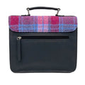 Dos en cuir végan gris anthracite de la petite sacoche Harris Tweed® tartan rose, bleu et violet avec poche zippée.