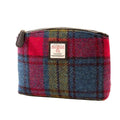 Vue de face de la petite trousse de toilette Harris Tweed® au motif écossais tartan bleu, vert, rouge, rose et violet avec l'étiquette de certification Orb Mark.