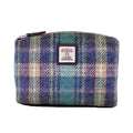 Vue de face de la petite trousse de toilette Harris Tweed® tartan bleu, vert et violet mettant en valeur le tissage en laine vierge d'Écosse et l'étiquette de certification Orb Mark.