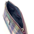 Vue de l'intérieur de la trousse de toilette Harris Tweed® révélant la doublure textile bleu et la large ouverture pratique.