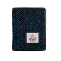 Vue de face du portefeuille deux volets Harris Tweed® avec un motif chevron bleu marine et noir, finitions en cuir végan noir.