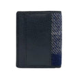 Vue arrière du portefeuille deux volets Harris Tweed® montrant une large section de cuir végan noir et une bande de tweed bleu et gris.