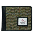 Vue de face du portefeuille 3 volets Harris Tweed® au motif chevron marron-vert et bordure en cuir végan marron.