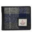 Vue de face du portefeuille 3 volets Harris Tweed® présentant le motif tartan gris et bleu marine avec une bordure en cuir végan noir.