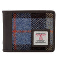Vue de face du portefeuille 3 volets Harris Tweed® montrant le motif tartan marron, gris et bleu avec liseré en cuir végan marron foncé.