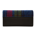 Vue arrière du portefeuille enveloppe Harris Tweed® associant le tweed multicolore (tartan bleu, rose, vert et violet) et le cuir végan noir.