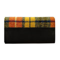 Vue arrière du portefeuille enveloppe Harris Tweed® montrant l'association du tweed multicolore et du cuir végan noir.