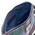 Vue intérieure du sac bandoulière carré Harris Tweed® montrant la doublure bleu, la poche zippée et l'étiquette d'authenticité Orb Mark.