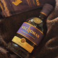 Bouteille de Single Malt Scotch Whisky Kilchoman Sanaig posée sur une étoffe de Harris Tweed®