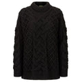 Face avant du pull jumper Merston en laine mérinos noire, présentant un tricot épais et riche aux motifs de torsades géométriques caractéristiques des îles Aran d'Irlande.