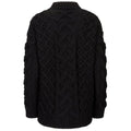 Vue arrière du pull jumper Merston noir, mettant en relief un tricot de laine mérinos dense et complexe aux motifs Aran traditionnels d'Irlande.