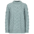 Face avant du pull jumper Merston en laine mérinos bleu pastel, affichant un travail de tricot artisanal complexe fidèle à l'héritage des îles Aran en Irlande.