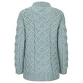 Vue arrière du pull jumper Merston bleu pastel en laine mérinos, mettant en valeur un tricot en relief avec des tresses et torsades de style Aran traditionnel d'Irlande.