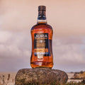 Bouteille de Single Malt Scotch Whisky Jura 18 ans posée sur un rocher